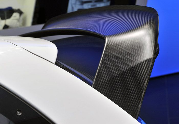 Η carbon αεροτομή είναι αυτή που δεσπόζει στο πίσω μέρος του αγωνιστικού Polo R WRC.